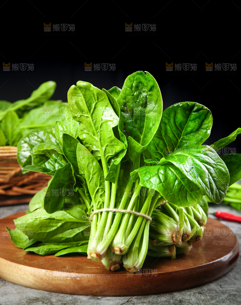 木板上放着绿色菠菜