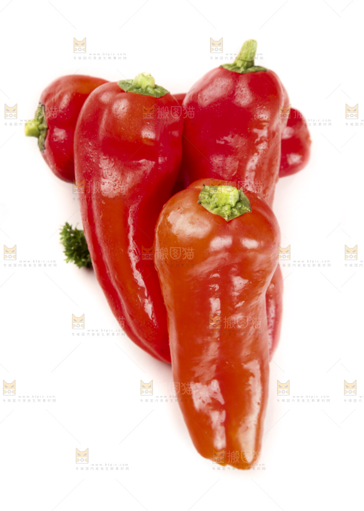 白底上放着红辣椒