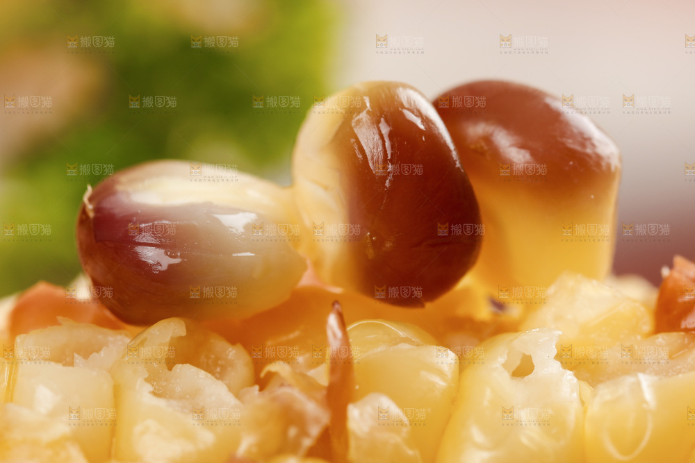 盘子里的玉米粒