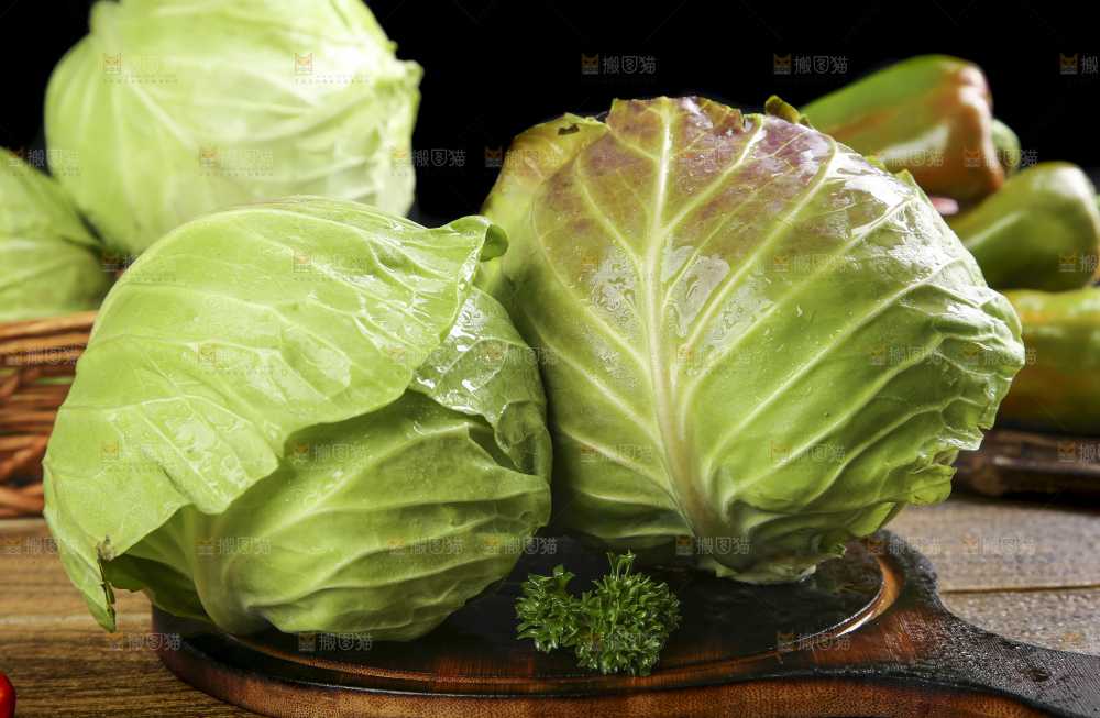 木板上摆放着卷心菜
