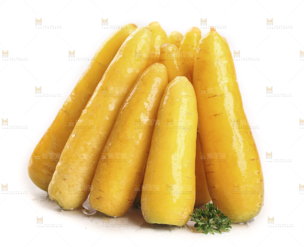 白底上放着黄皮胡萝卜