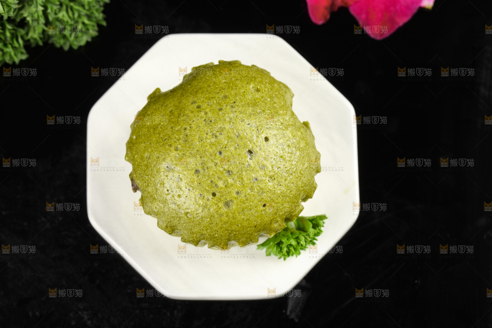 石板上放着抹茶巧克力马拉糕
