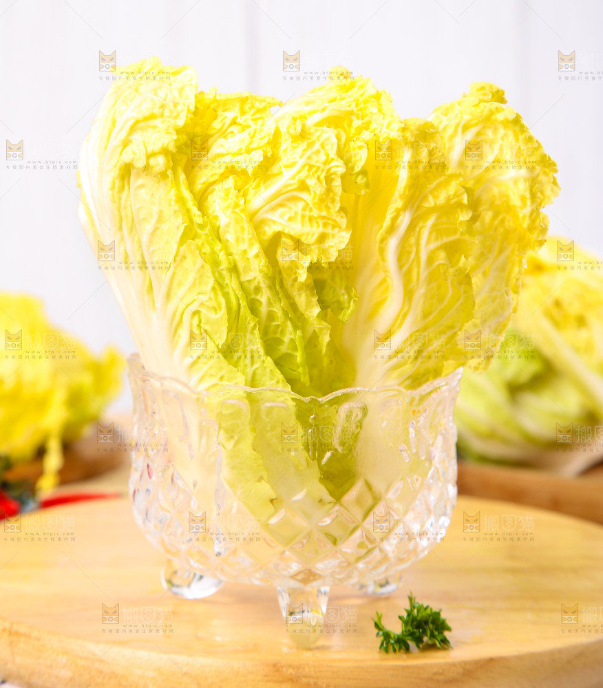 木板上放着高山娃娃菜