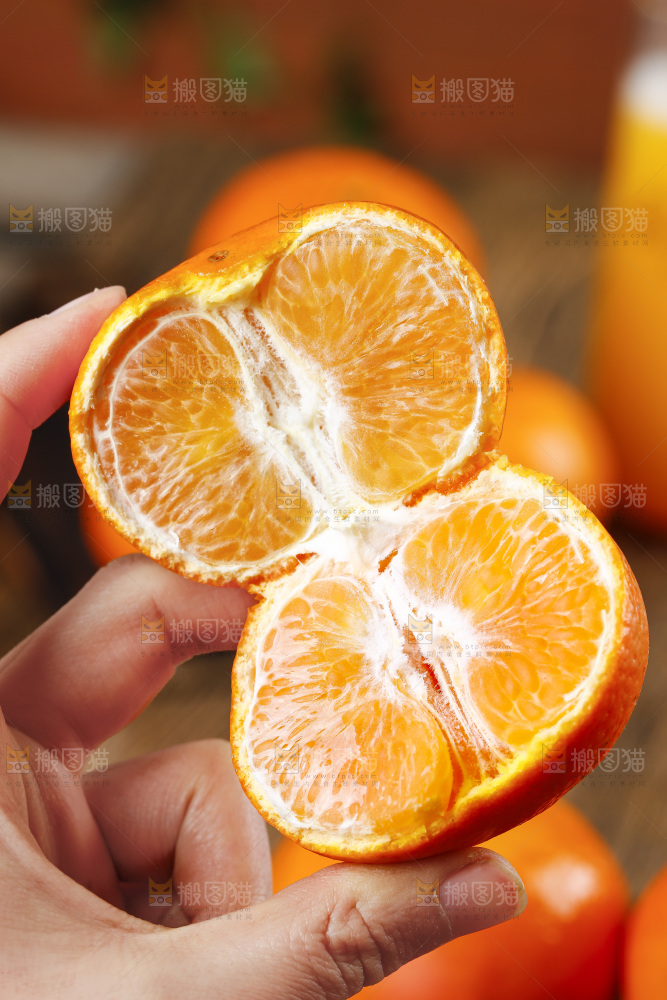 手拿掰开的广西皇帝柑