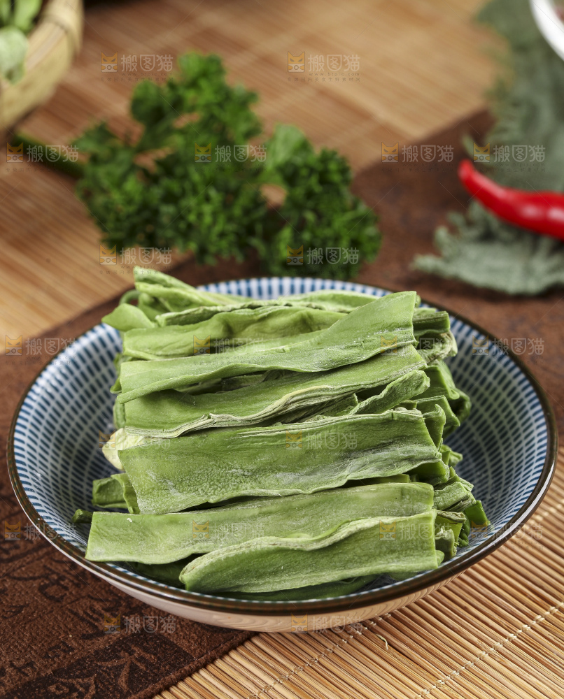 盘子里放着无叶贡菜