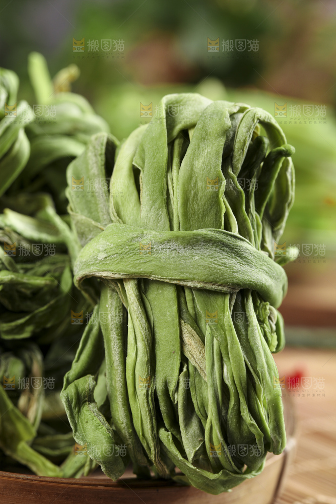 篮子里的干苔菜