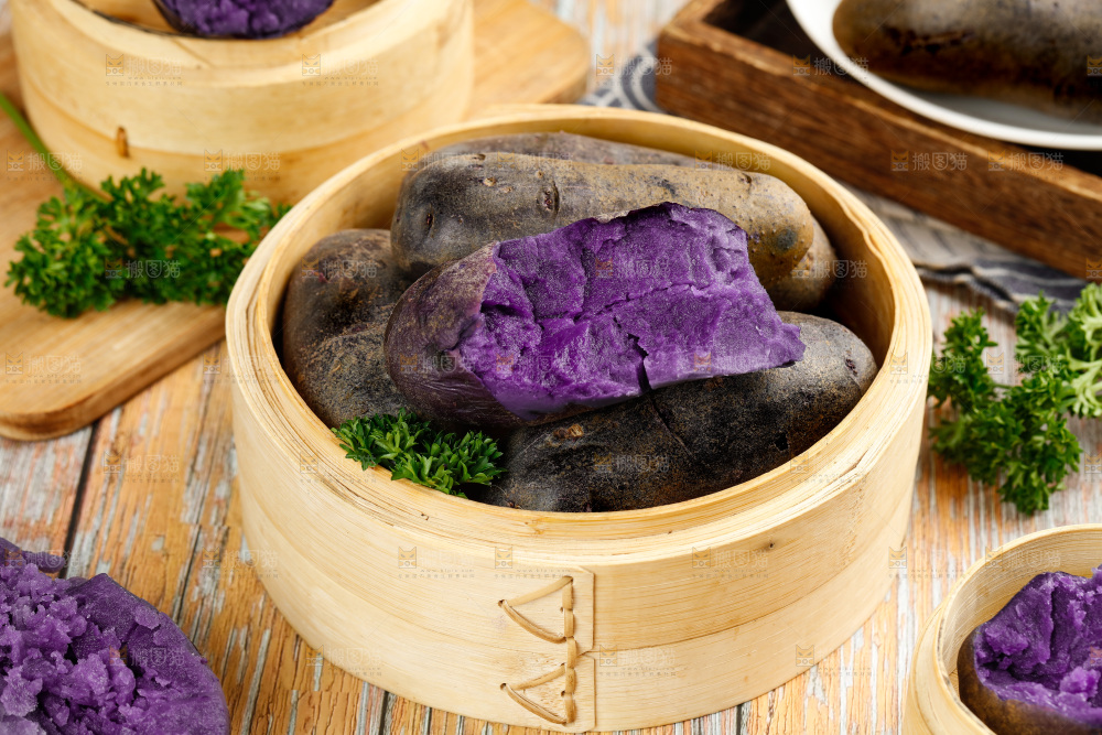 蒸笼里的农家紫土豆