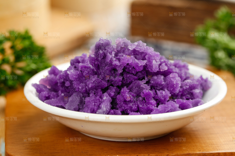 盘子里装着黑土豆块