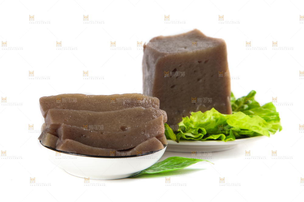 白底上放着一盘魔芋豆腐