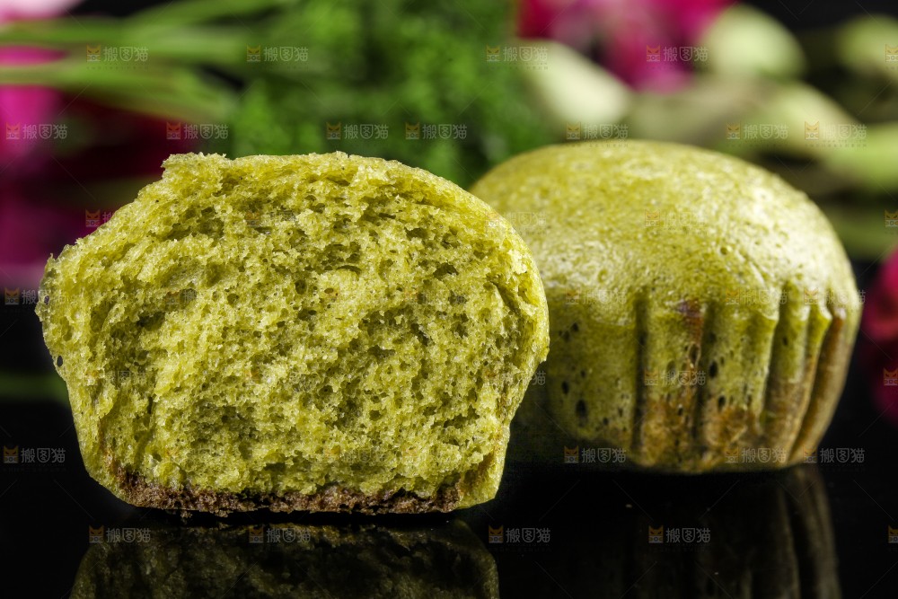 石板上放着抹茶巧克力马拉糕