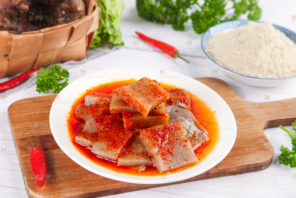 盘子里装着凉拌魔芋豆腐