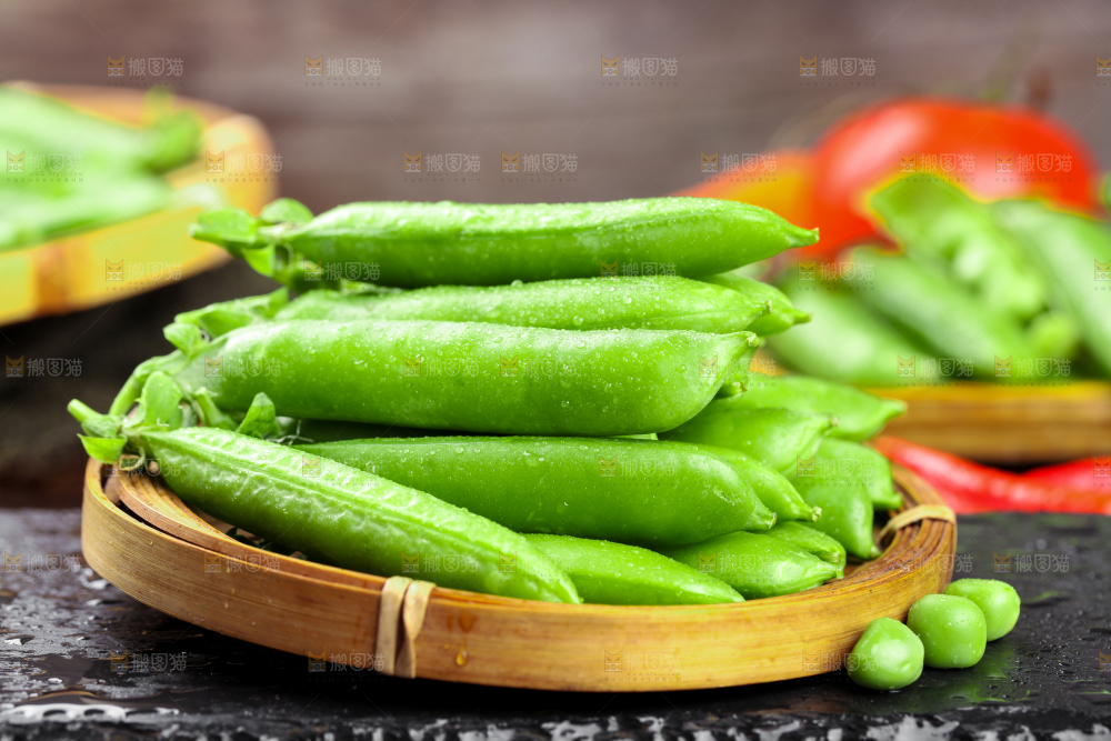 黑底上放着一碟新鲜豌豆荚