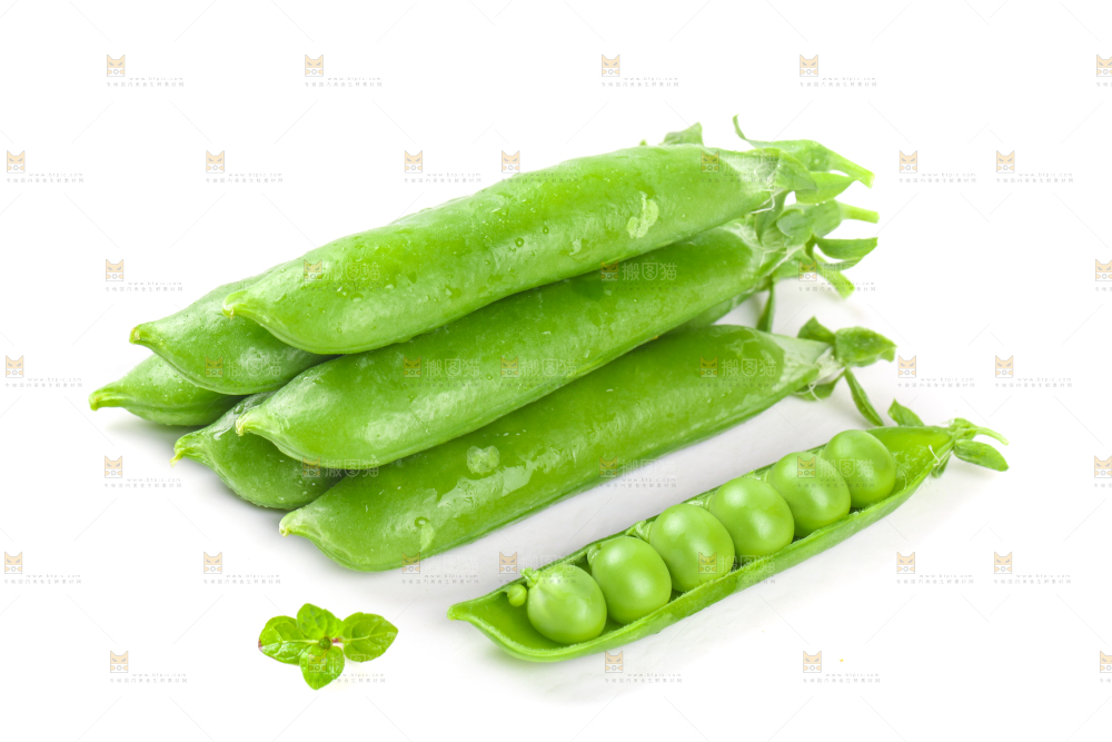 剥开的新鲜豌豆放在白底上