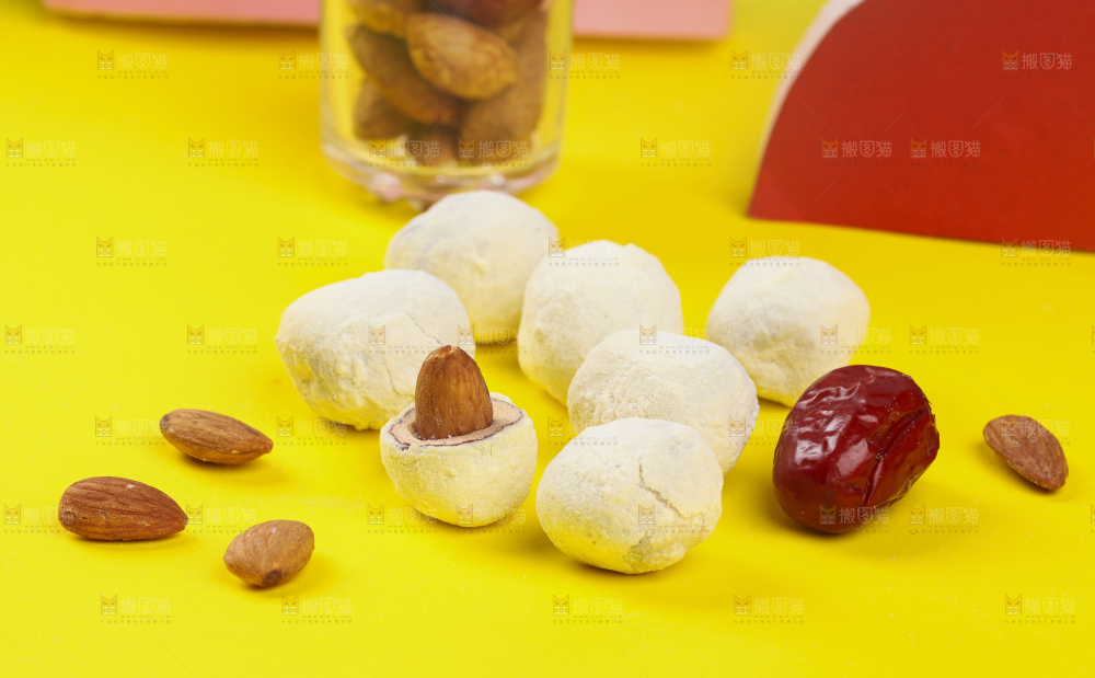浅底上的杏仁奶枣