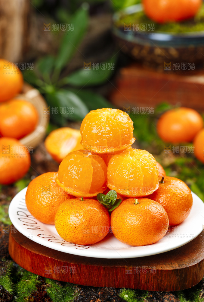 木底上削皮的砂糖桔