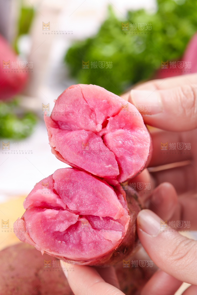 手里拿着云南红土豆