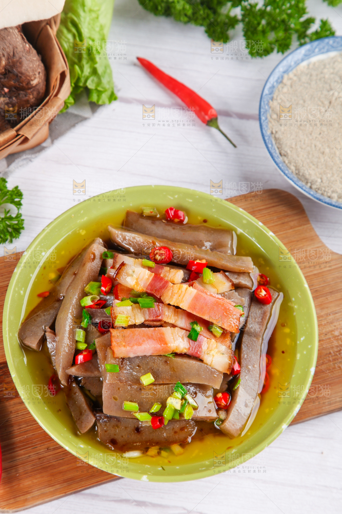 盘子里装着凉拌魔芋豆腐