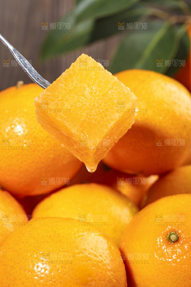 叉子叉着皇帝柑果肉