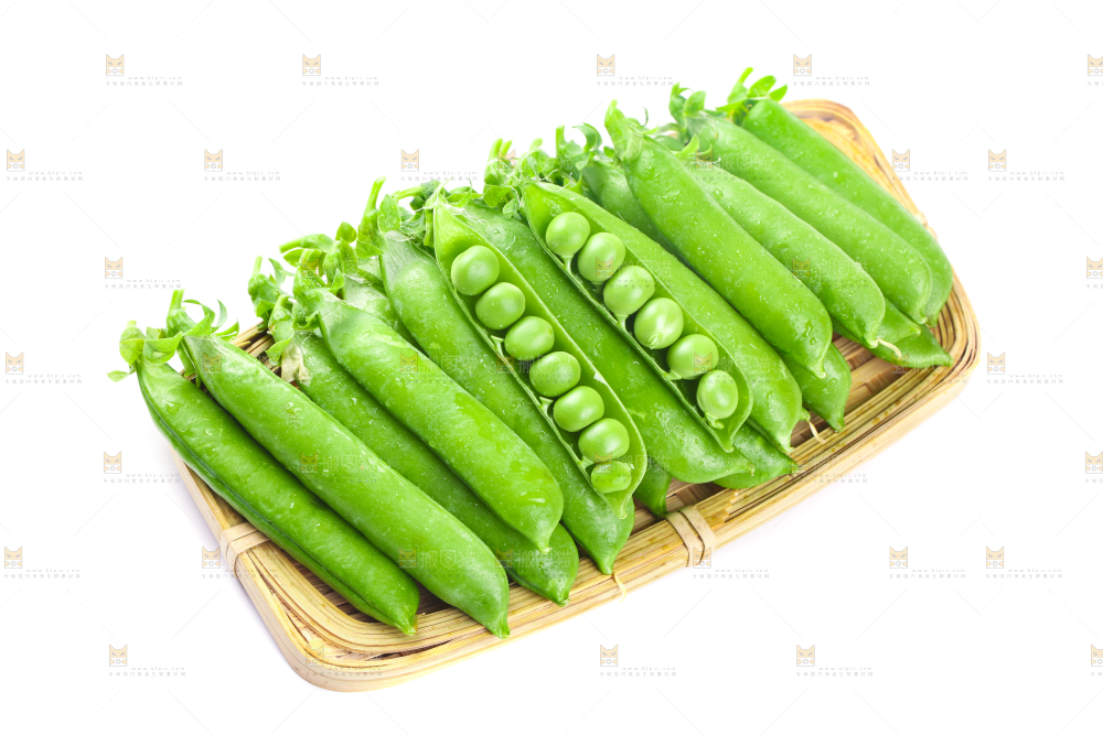 一盘新鲜豌豆放在白底上