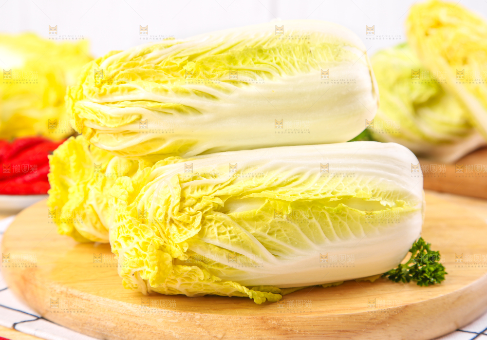 木板上放着高山娃娃菜