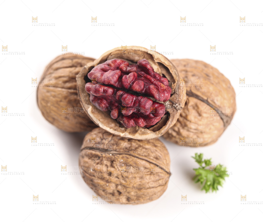 白底上摆放着薄皮红肉核桃