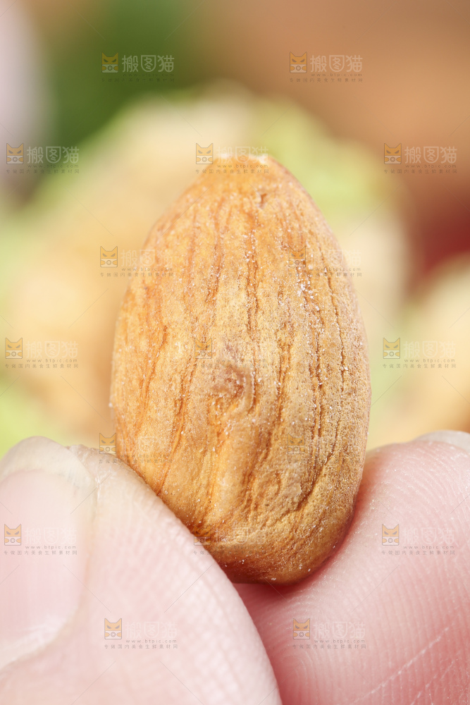 手拿杏仁