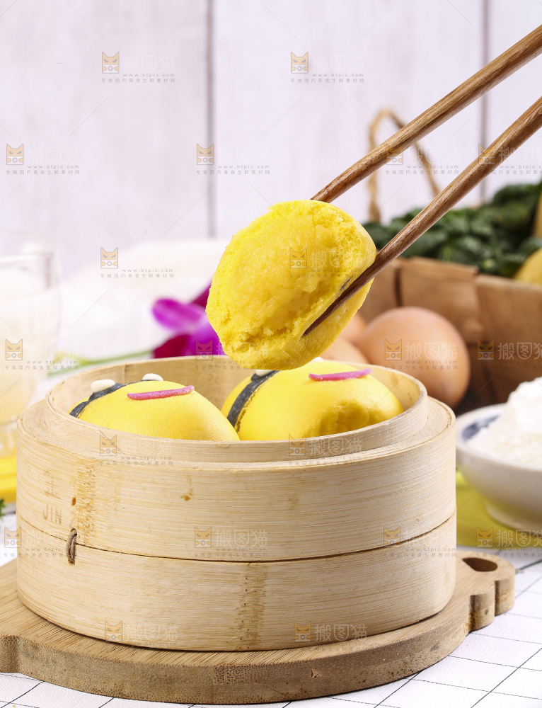 蒸笼里装着卡通小黄人包子