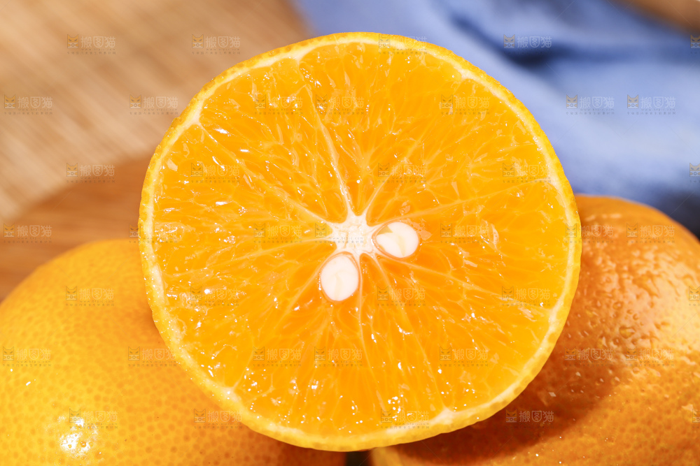 切开的广西皇帝柑放在木底上