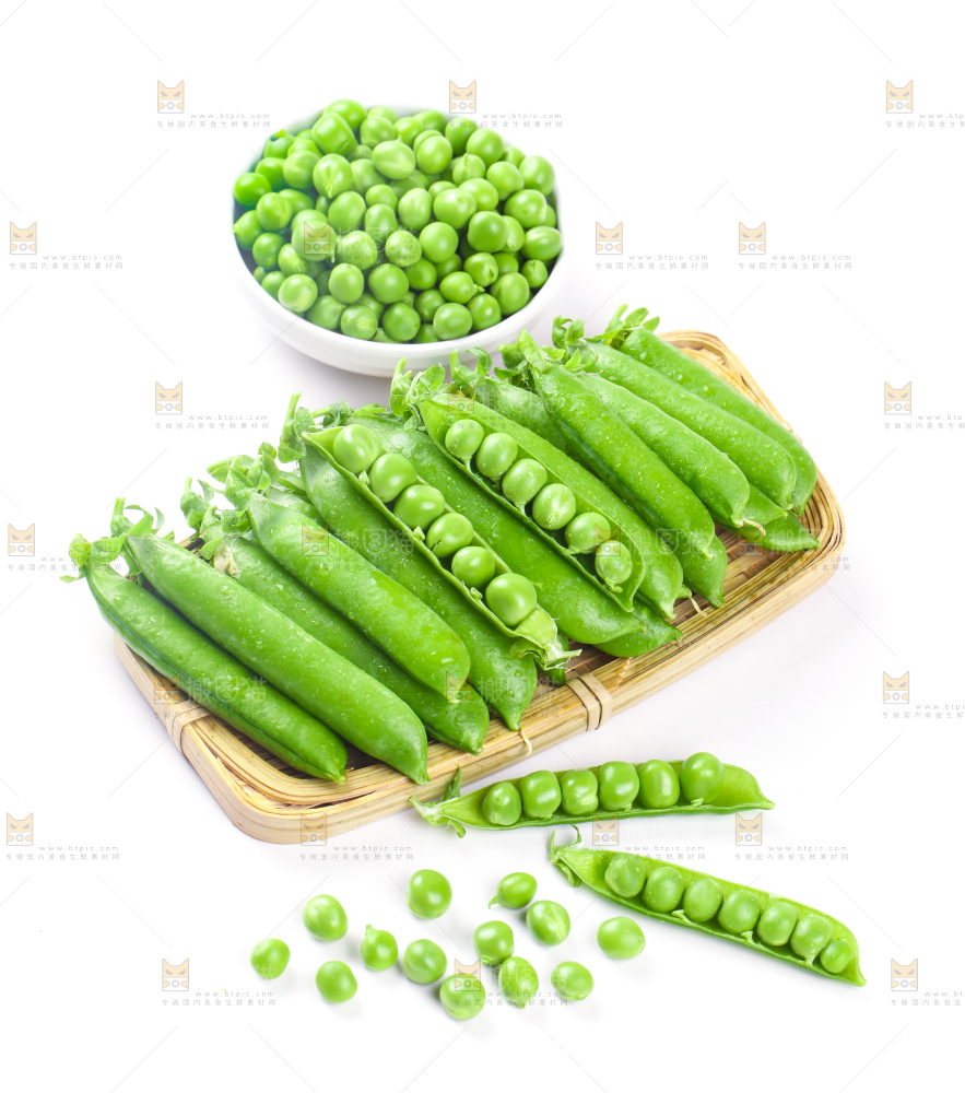 一盘新鲜豌豆放在白底上