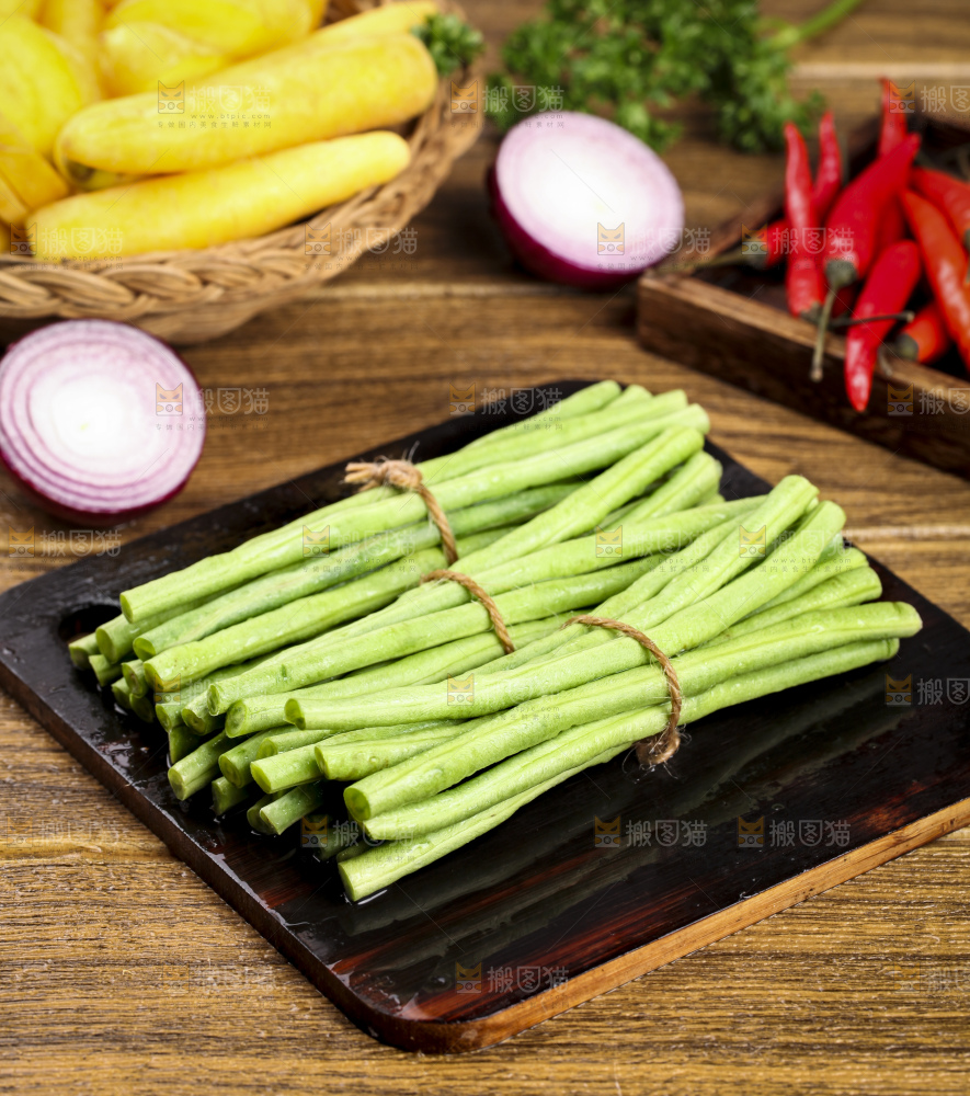 木板上放着一盘新鲜豆角