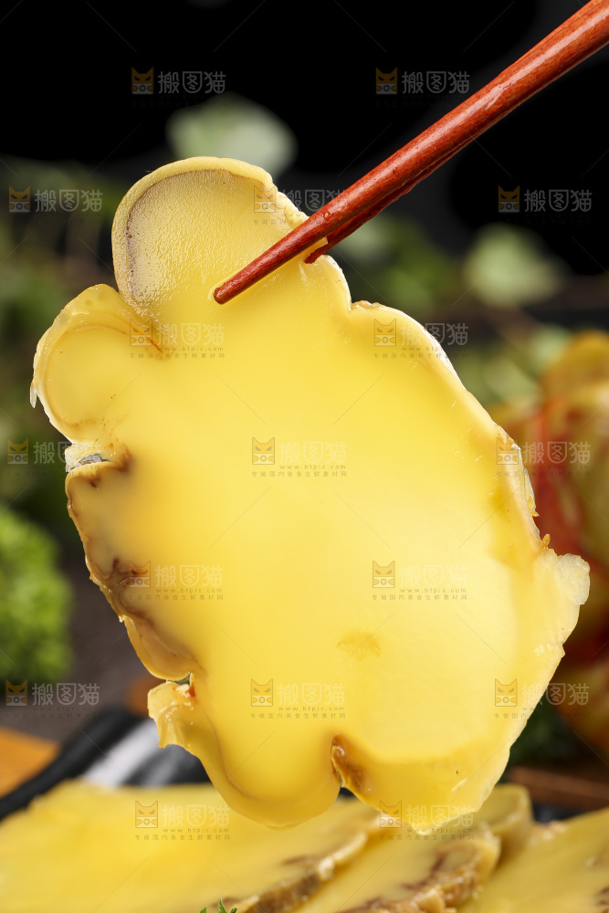 筷子上夹着榨菜条