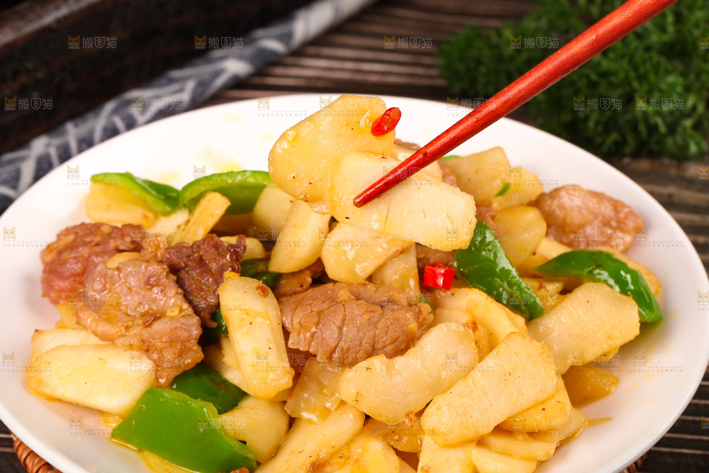 竹底上放着一盘马蹄炒肉