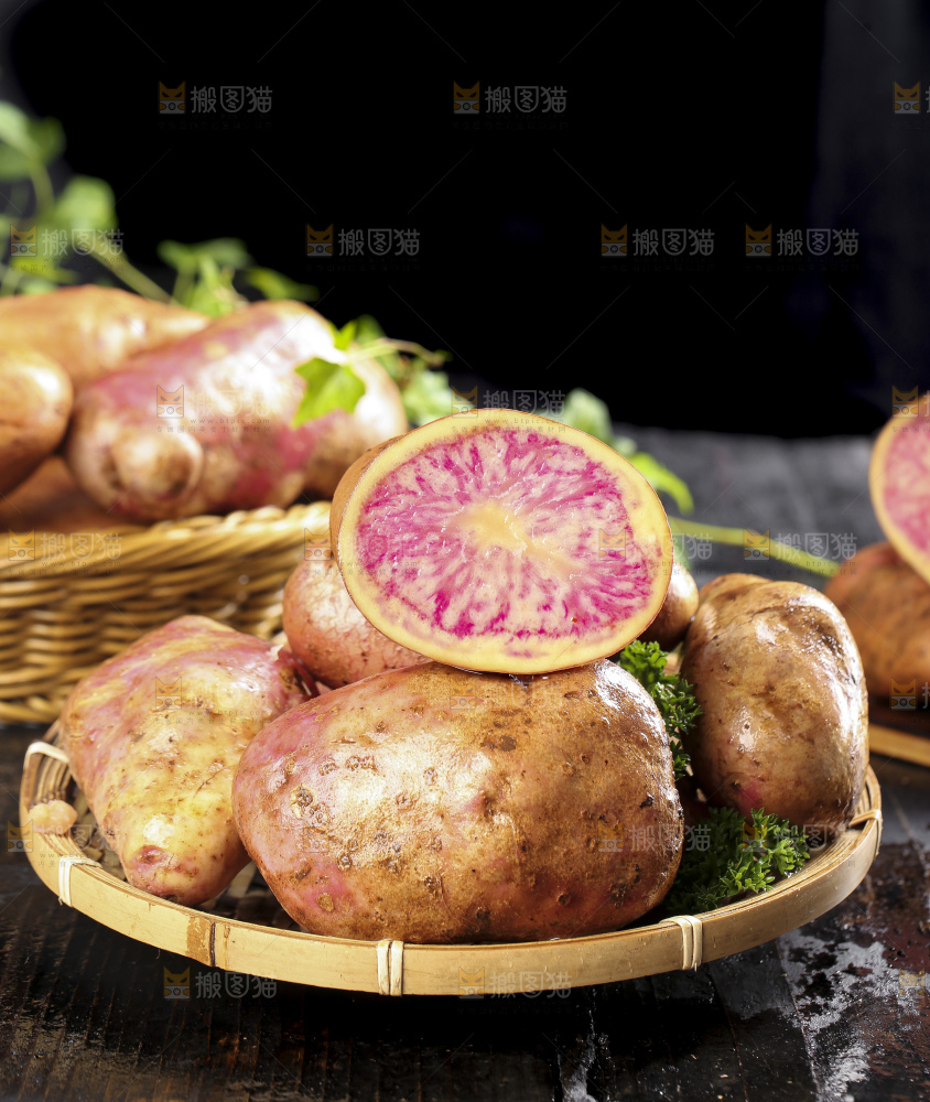 木板上放着云南红心土豆