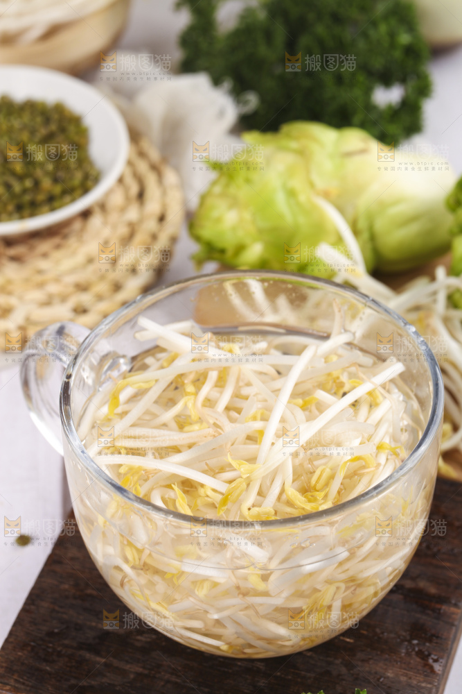 木板上的嫩豆芽