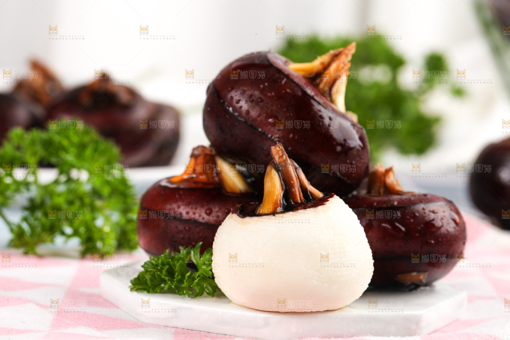 彩底上放着红马蹄