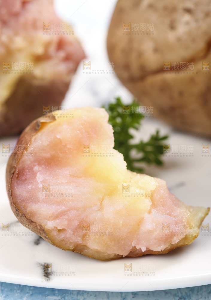 勺子里装着红心土豆果肉