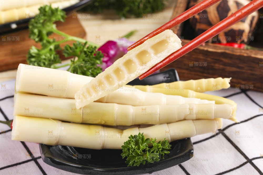 白格子底上的笋尖