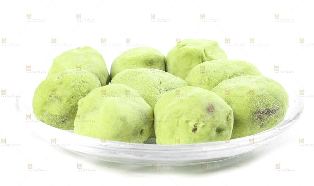 一碟抹茶味奶枣放在白底上