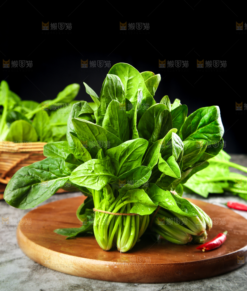 木板上放着绿色菠菜