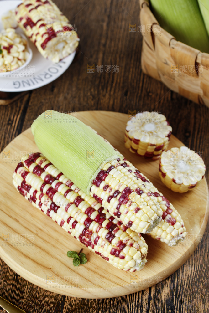 木底上放着花糯玉米