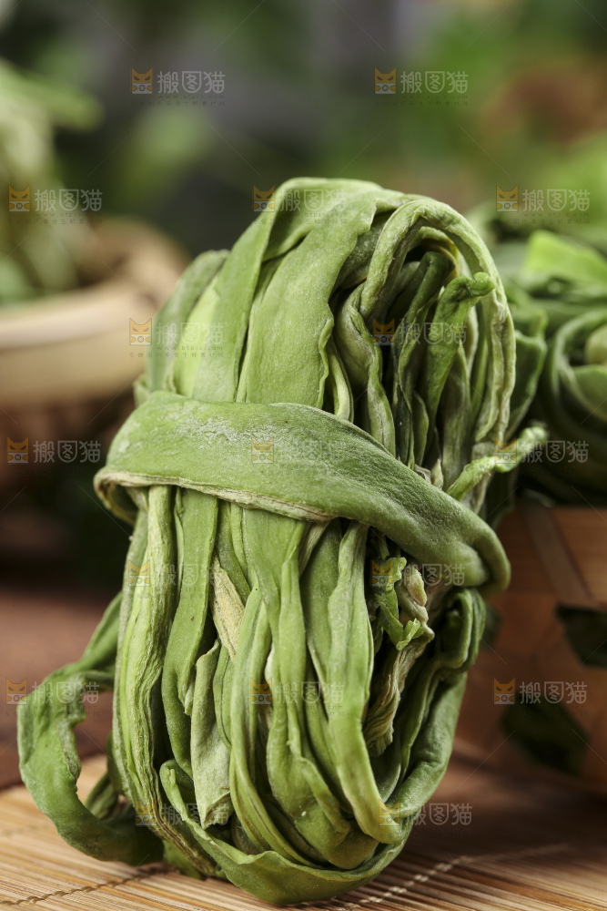 篮子里的干苔菜