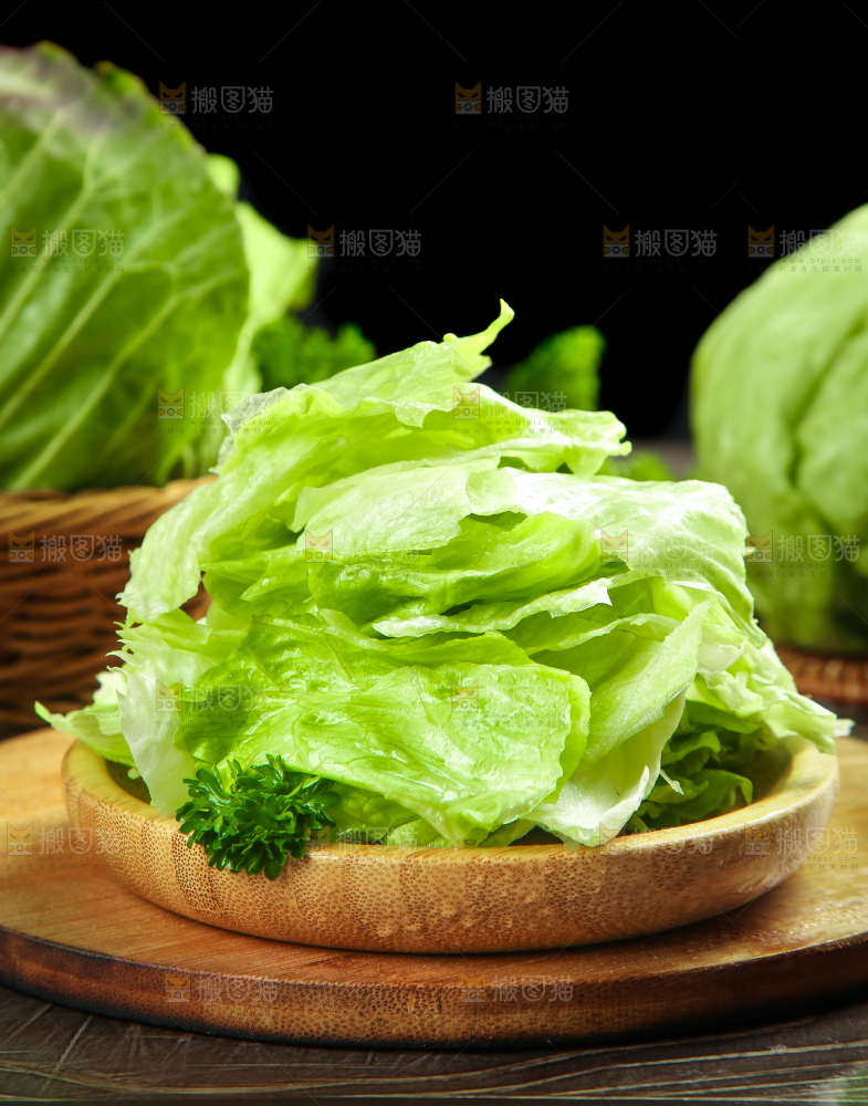 黑石板上放着圆生菜