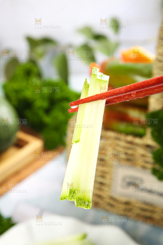 白格子底上放着南瓜丝