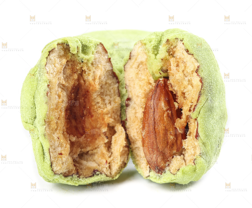 白底上放着掰开的抹茶味奶枣