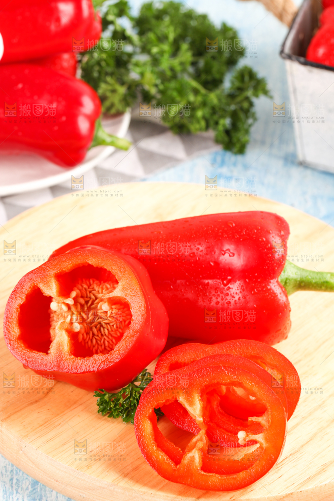 木板上摆放着新鲜红辣椒