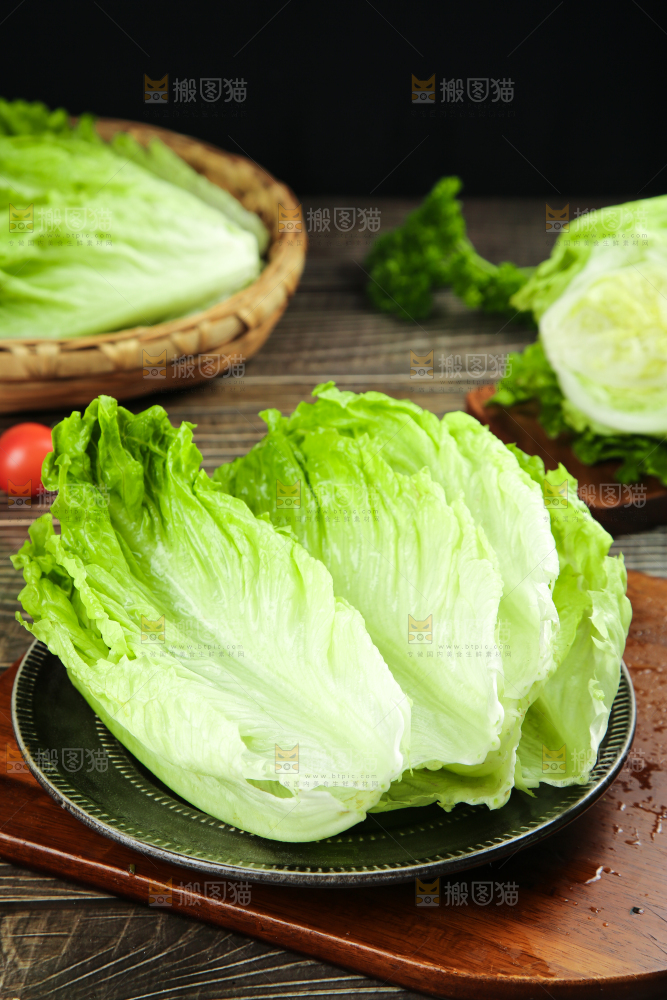 木板上放着新鲜生菜