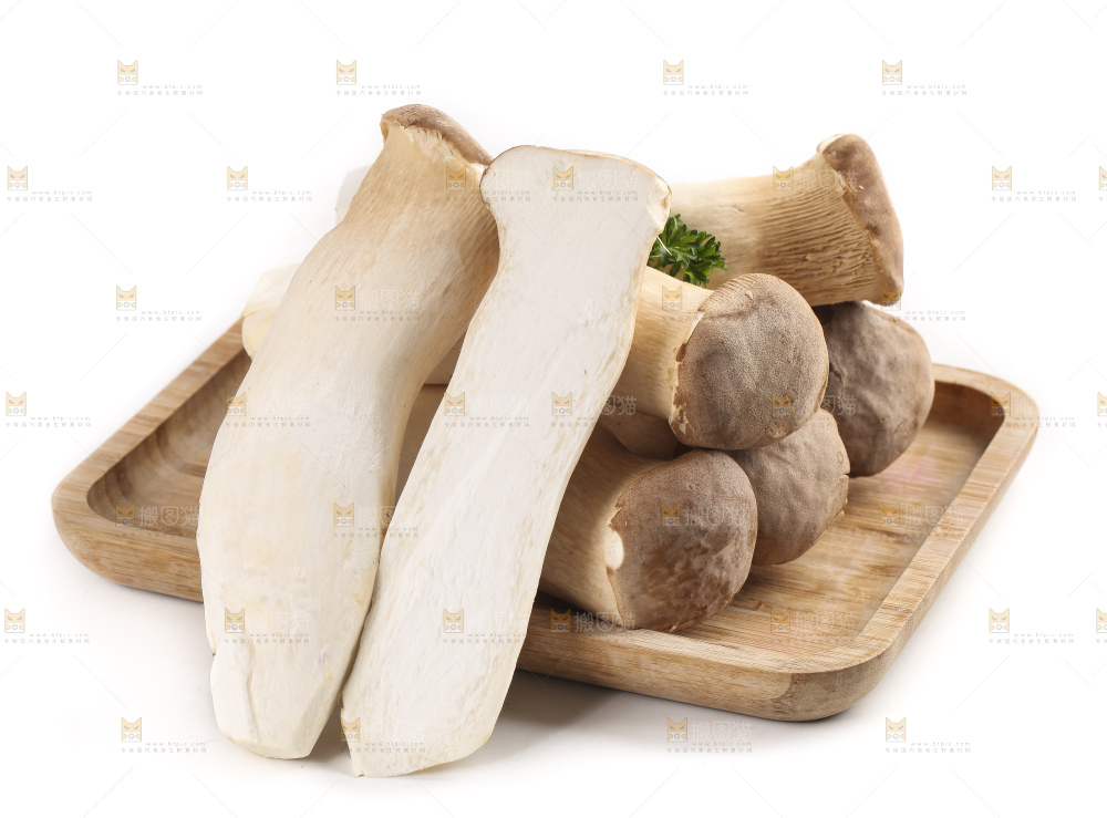木盘里装着鸡腿菇