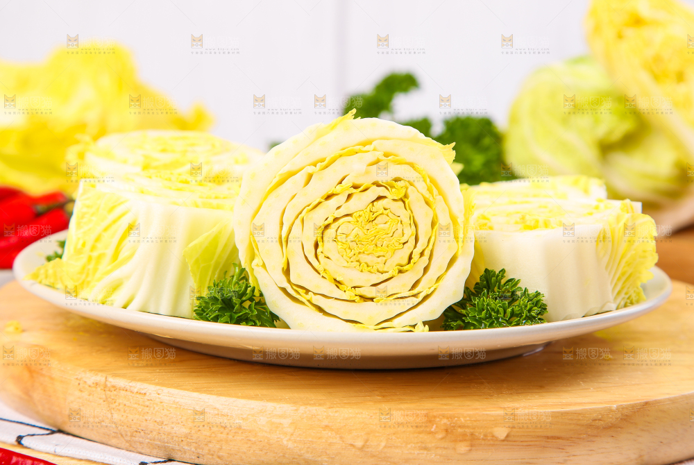 木板上放着高山娃娃菜