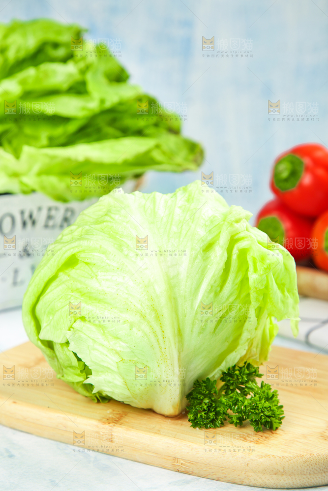 木板上的球形生菜