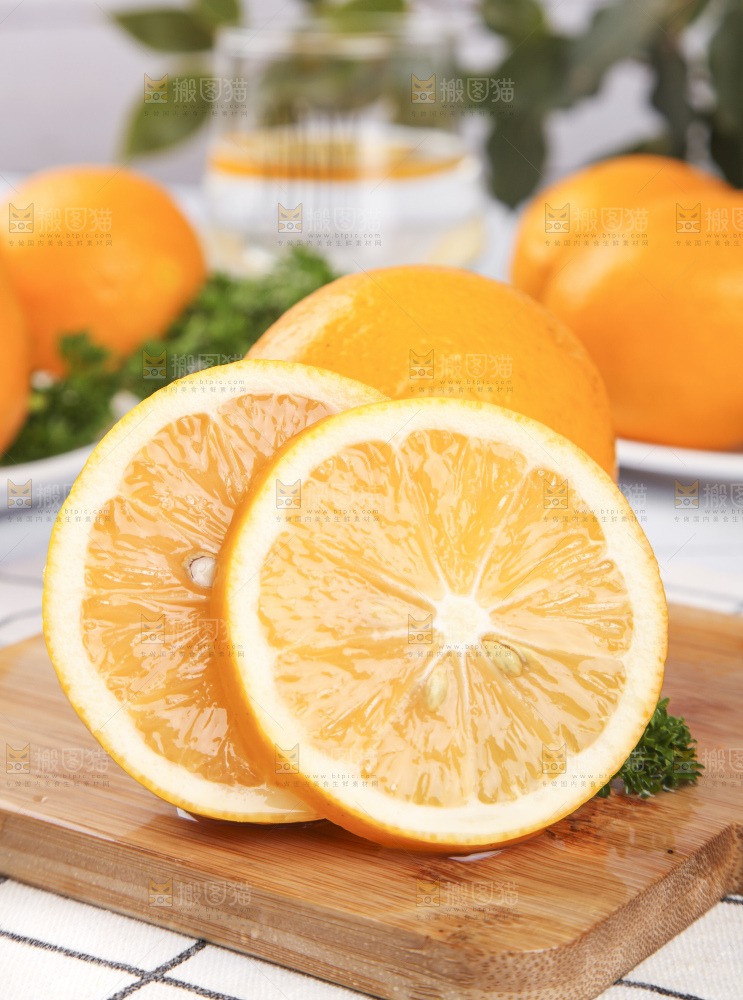 白格子底上放着新西兰柠檬